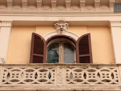 A renderlo ancora pi� particolare vi sono uno stemma in pietra che sormonta il portone d�ingresso e un mascherone apotropaico raffigurante la faccia di un demone con le corna che si affaccia sulla parete del balcone al secondo piano